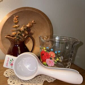 The Pioneer Woman Floral Measuring Cup and White Spoon Set